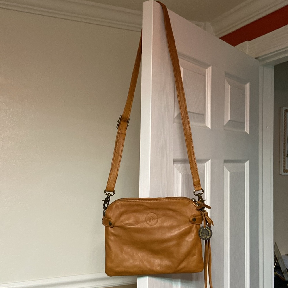Wanderers Travel Venetian passport Leather Crossbody Bag in Tan